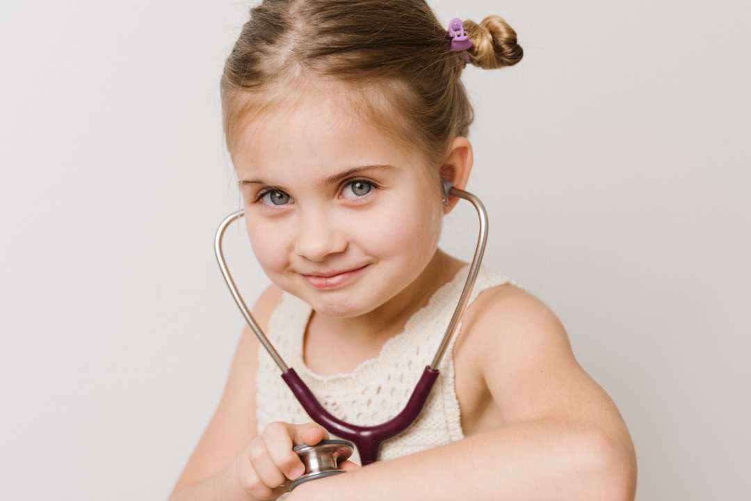 Маленькая пациентка GMS Clinic Dubai со стетоскопом